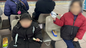 新幹線E7系弁当を待ちきれず食べる子供たち