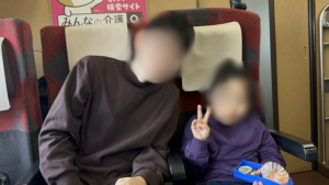 新幹線E7系弁当を嬉しそうに食べる息子